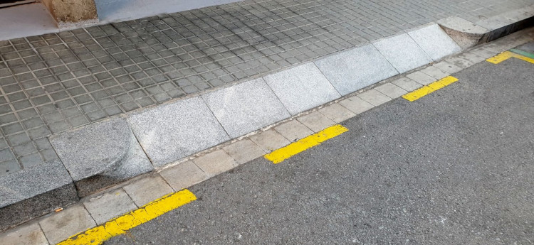Rampa de gual per accedir a un local de trasters a Barcelona